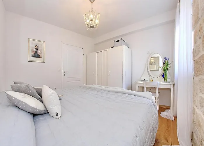 Antisin Nyaraló Zára