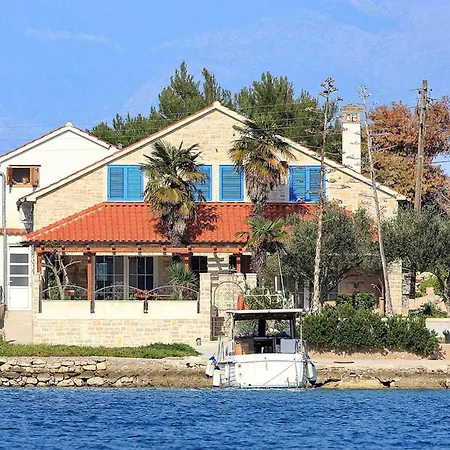 Antisin بيت للعطل